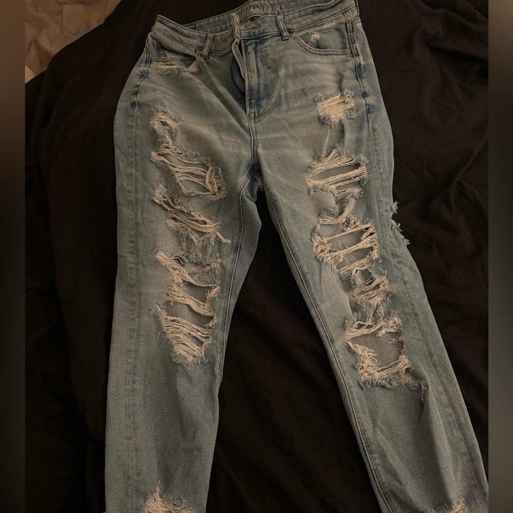 Trendy Distressed Women's Skinny Jeans in Light Blue. American eagle short/ankle
